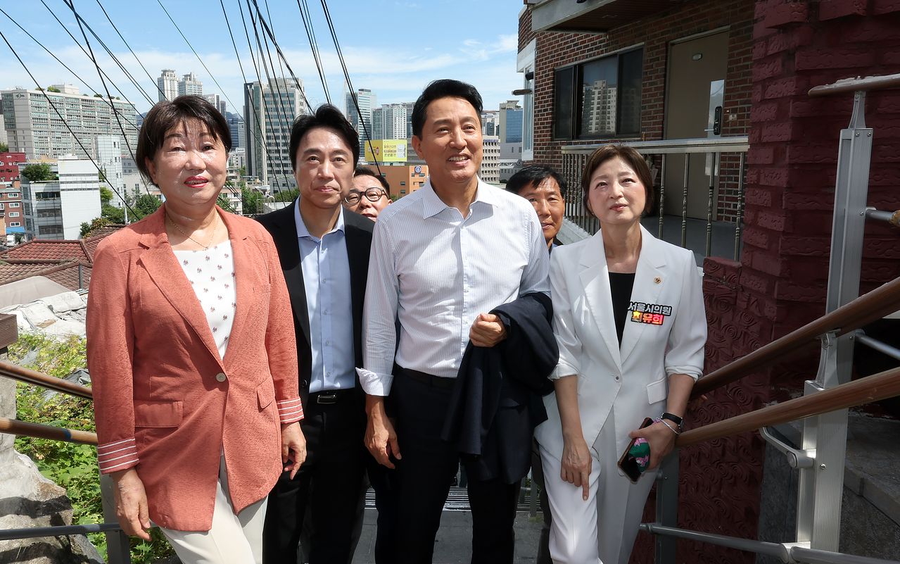 오세훈 서울시장이 11일 서울 용산구 서계·청파동 정비사업 현장을 찾아 김경대 용산구청장, 최유희 서울시의회 의원 등 관계자들과 점검을 하고 있다. 뉴스1