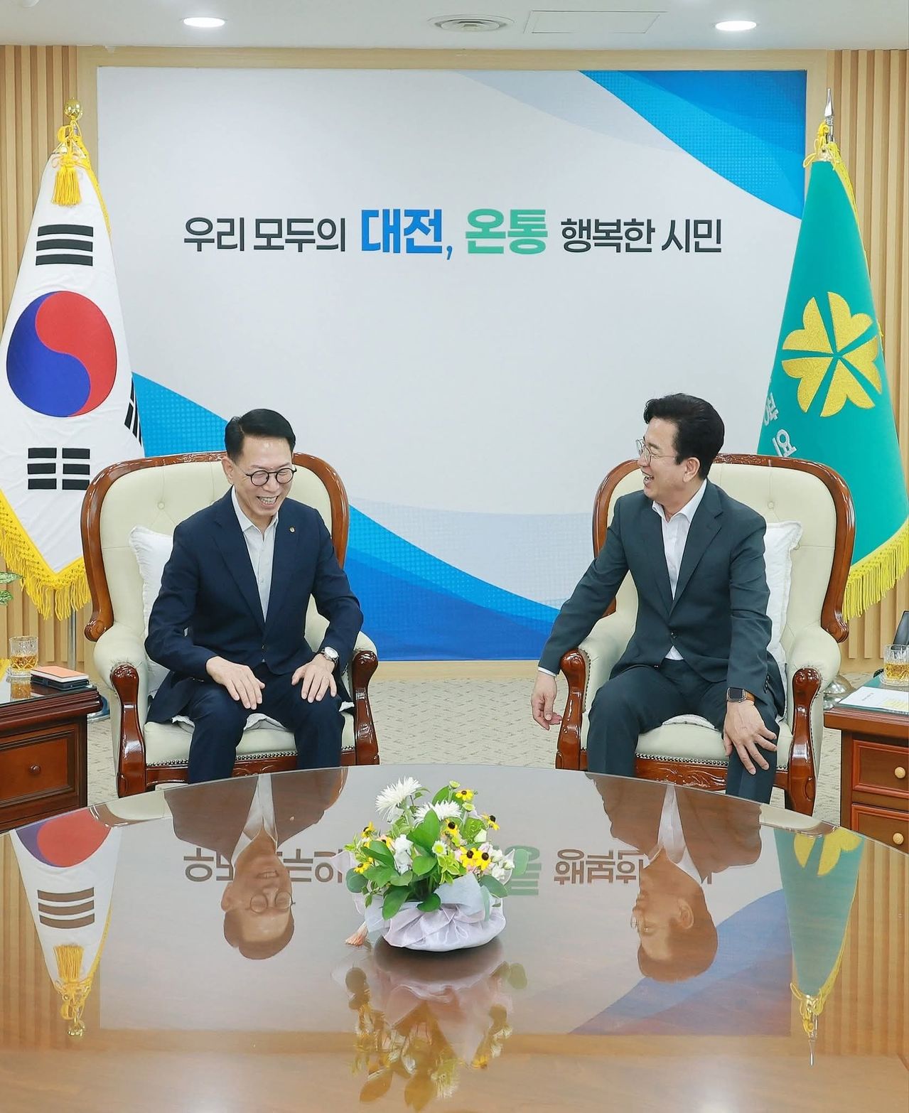 허태정 대전시장(오른쪽)이 지난 18일 대전시청 시장실에서 박종태 한화이글스 대표이사와 대화를 나누고 있다. 사진 허태정 시장 페이스북