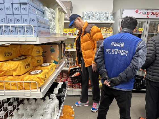 서울시 온기창고 2호점에서 필요한 물품을 고르고 있는 쪽방촌 주민. [사진 서울시]