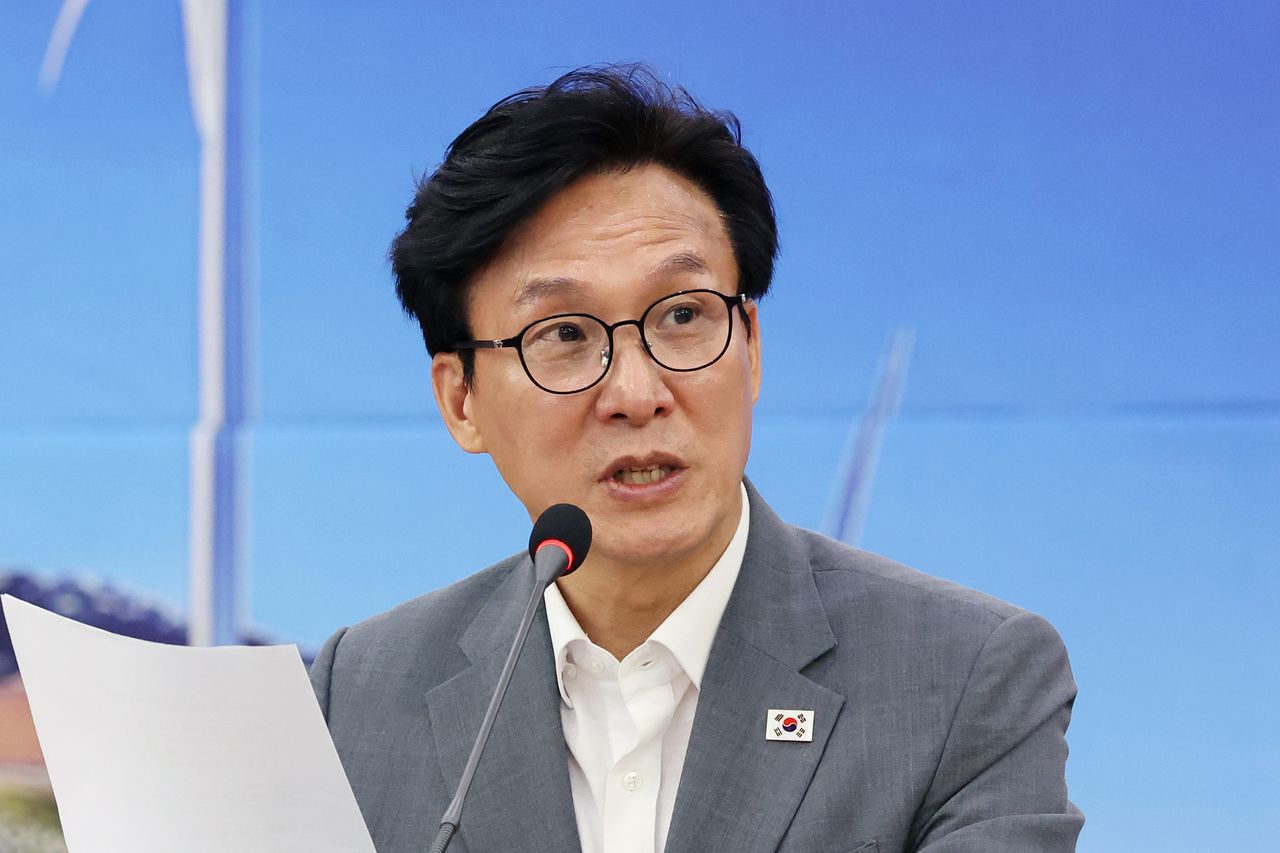 김민석 더불어민주당 대표가 지난 21일 오전 강원 강릉시청에서 열린 '강릉 최고위원회의'에서 모두발언을 하고 있다. 뉴스1