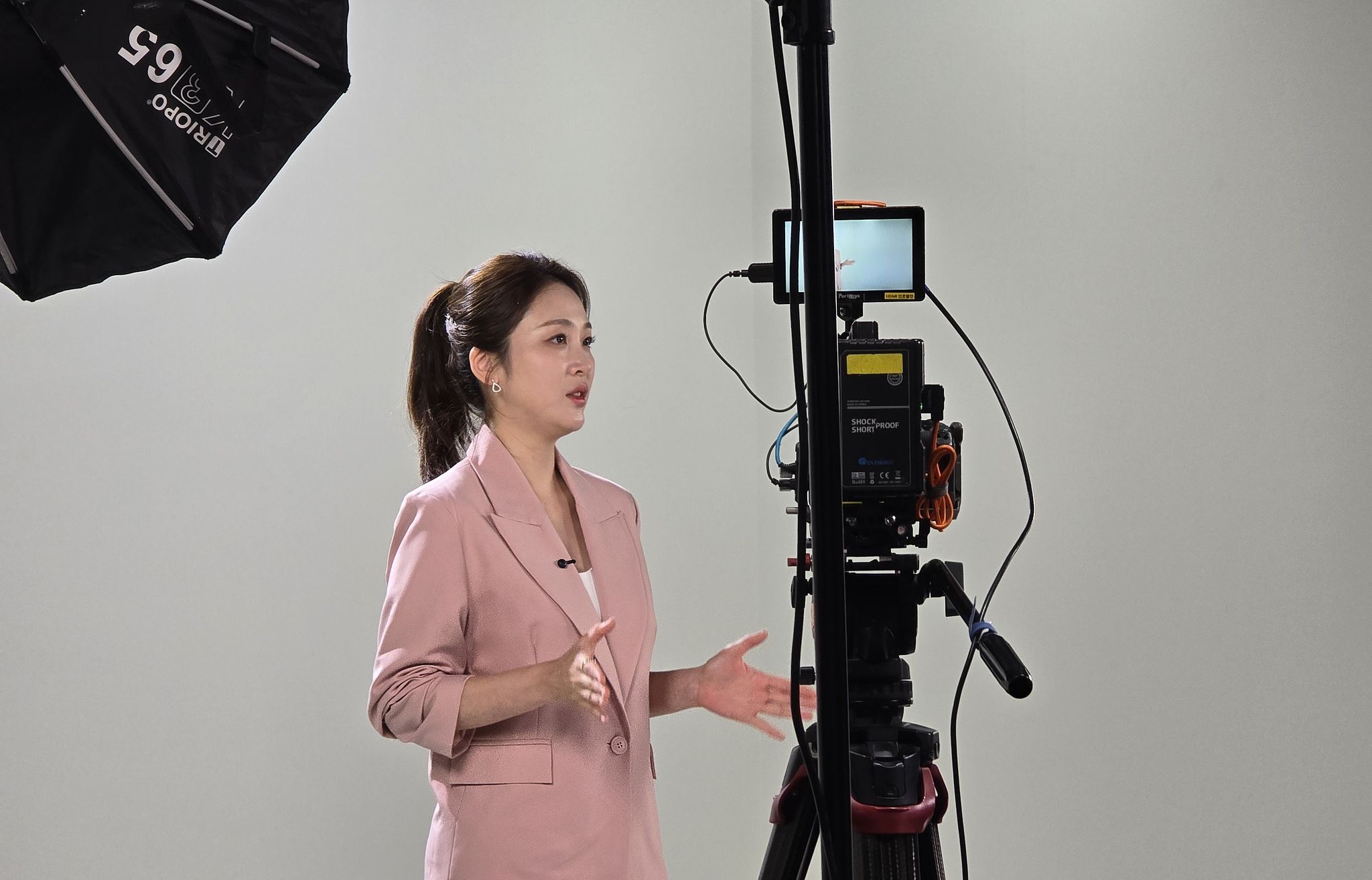 수험생 맞춤형 입시 정보 전달을 위해 경복대학교 스튜디오에서 신아영 아나운서가 촬영에 임하고 있다. [사진 경복대학교]