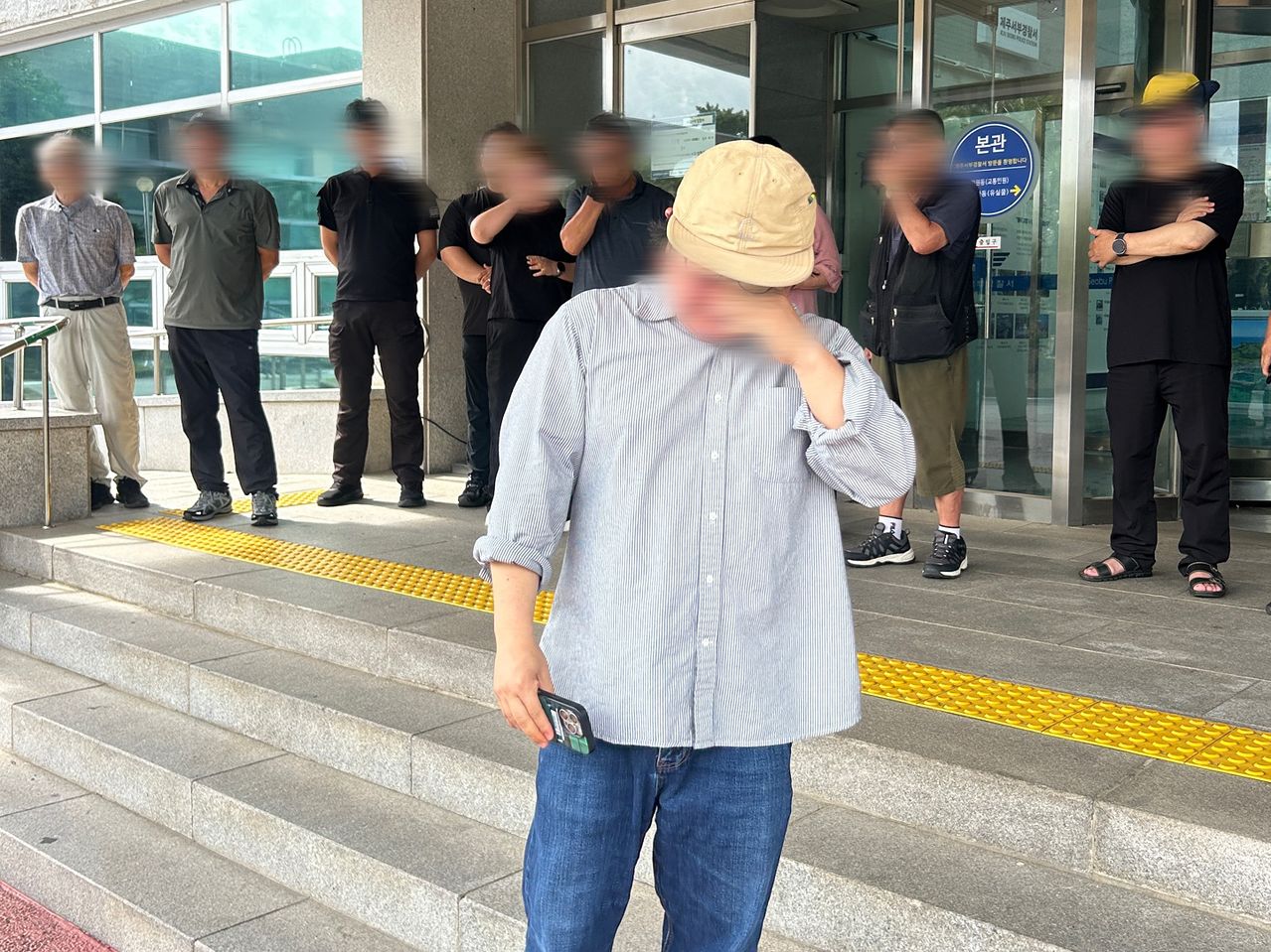 23일 오후 3시 숨진채 발견한 실종자 A씨 유족이 제주 서부경찰서 입구에서 기자회견을 했다. 사진 독자 제공
