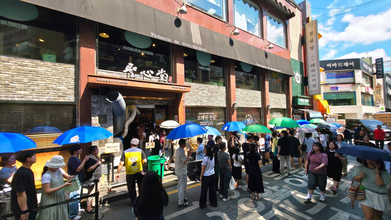 대전시 중구 성심당 본점 앞에 고객들이 줄을 서서 기다리고 있다. 고객들은 성심당이 제공한 양산을 들고 있다. 김성태 객원기자