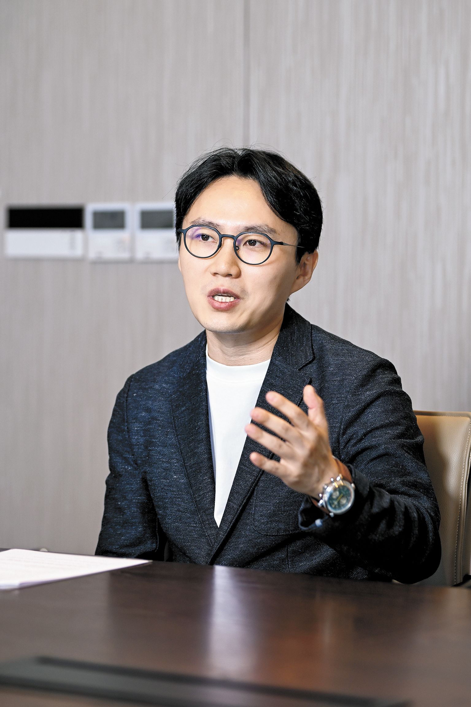 소마툴린 치로 100회를 넘긴 신창복씨(왼쪽 사진)가 서울아산병원 종양내과 유창훈 교수와 그간의 소회를 나누고 있다.