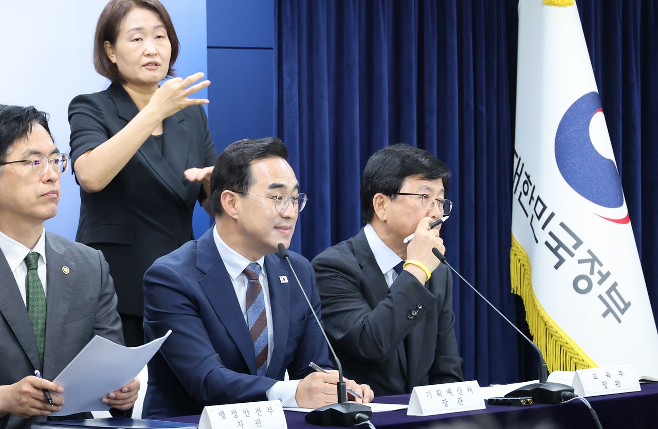 지난 21일 서울 종로구 정부서울청사에서 열린 지방교육재정교부금 개편 관계부처 합동브리핑에서 박홍근 기획예산처 장관(가운데)과 최교진 교육부 장관(오른쪽), 김민재 행정안전부 차관이 질문을 받고 있다. 연합뉴스