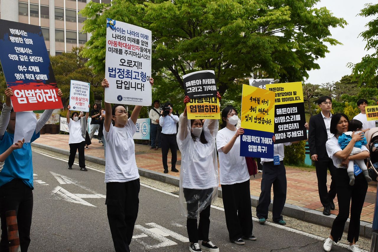 지난 4월 23일 여수 영아살해 사건 선고를 앞두고 정문에서 집회를 벌이던 시민들이 호송차를 막아선 채 엄벌을 촉구하고 있다. 뉴스1