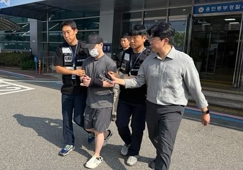 A씨가 용인동부경찰서를 나서는 모습. 연합뉴스