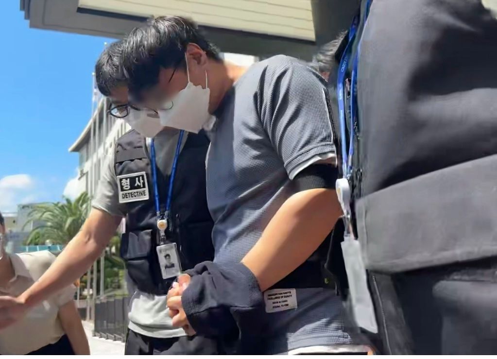 지난 5월 실종된 장미란씨 사건을 허위 종결한 혐의로 긴급 체포된 제주서부경찰서 소속 부모 경장이 24일 제주지방법원에서 체포 적부심 심사를 받고 나오고 있다. 이날 법원은 형사소송법상 긴급성 요건을 갖추지 못해 긴급 체포는 위법하다며 부 경장에 대해 석방 결정을 내렸다. [뉴스1]