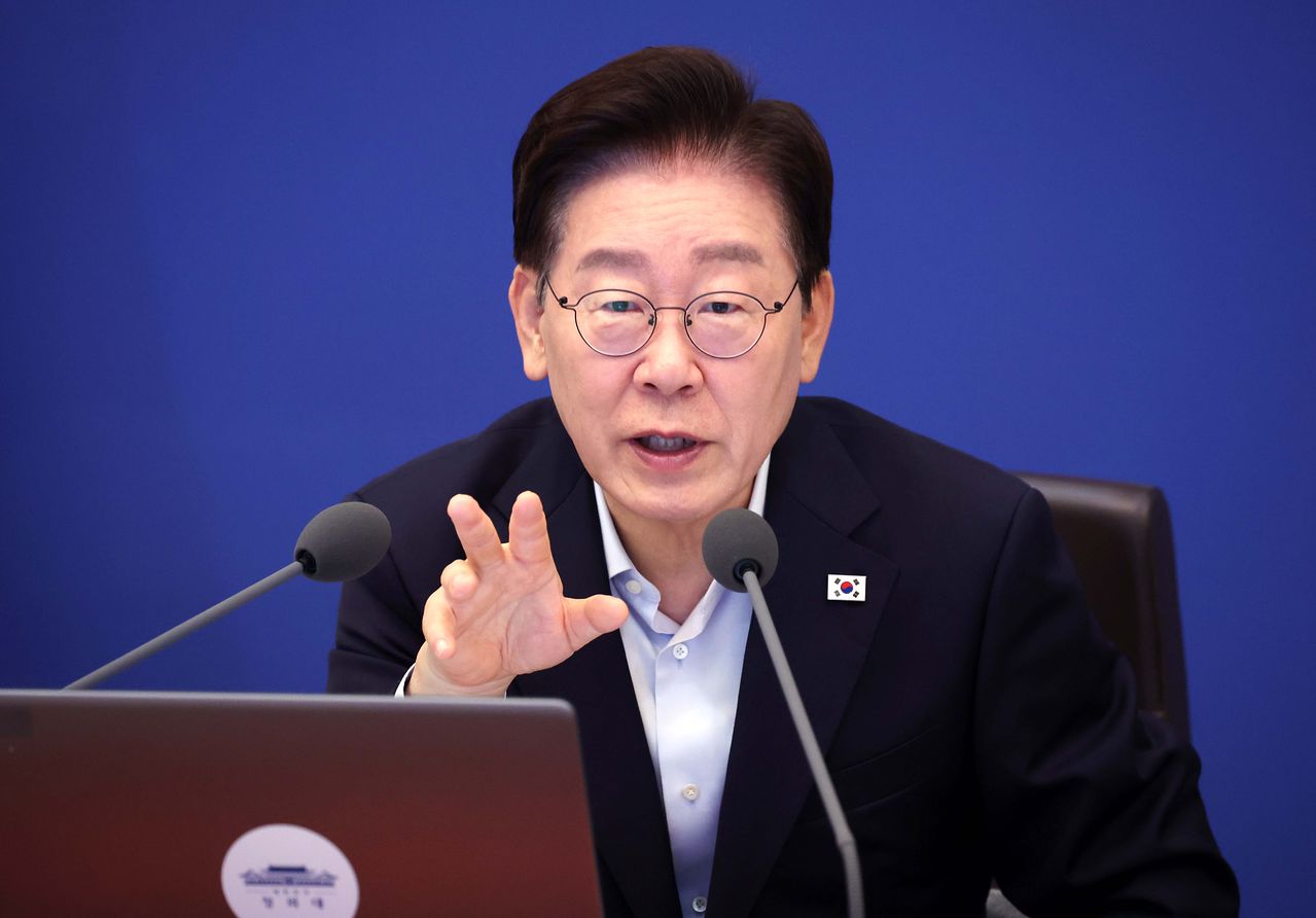 이재명 대통령이 25일 청와대에서 열린 제37회 국무회의를 주재하고 있다.청와대사진기자단 