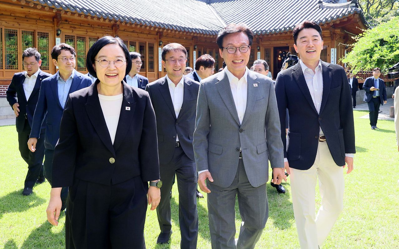 한성숙 국무총리와 김민석 더불어민주당 대표(앞줄 왼쪽부터)가 23일 총리공관에서 주요 현안 논의를 위한 고위당정협의회를 열었다. 취임 후 첫 고위당정에 참석한 김 대표는 이날 정부의 부동산 세제 개편 방향에 공감하면서도 종합부동산세와 양도소득세 등에 대한 보완을 요구했다. 김경록 기자