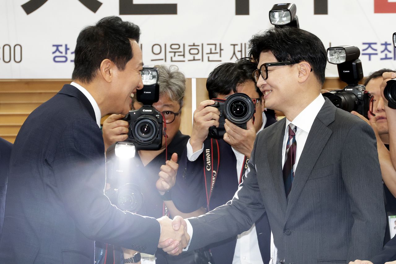 25일 의원회관에서 김기현 의원실 등이 주최하는 "미국의 大전략과 한국의 선택": 「제10차 대한민국 미래혁신포럼 세미나」가 열렸다. 오세훈 서울시장(왼쪽)과 한동훈 무소속 의원이 악수하고 있다. 장진영 기자
