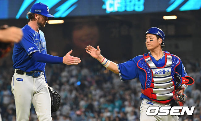 [OSEN=창원, 이석우 기자] 23일 창원NC파크에서 2026 신한 SOL KBO 리그 NC 다이노스와 삼성 라이온즈의 경기가 열렸다. 홈팀 NC는 라일리가, 방문팀 삼성은 페덱이 선발 출전했다. 삼성 라이온즈 페덱이 8회말 2사 NC 다이노스 김주원을 유격수 직선타로 잡고 강민호와 하이파이브를 하고 있다. 2026.08.23 / foto0307@osen.co.kr