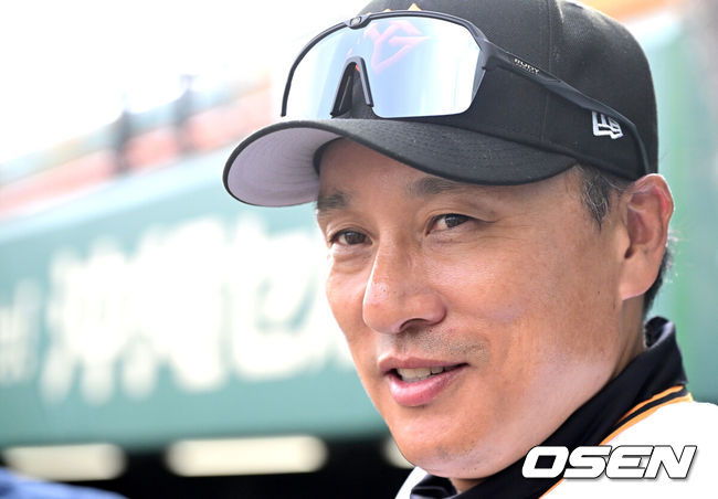 [OSEN=오키나와(일본), 최규한 기자] 프로야구 삼성 라이온즈가 28일 일본 오키나와 나하 셀룰러 스타디움에서 일본프로야구 요미우리 자이언츠와 연습경기를 펼쳤다.삼성은 요미우리를 상대로 최원태를 선발로 내세웠다.경기를 마치고 이승엽 요미우리 타격코치가 취재진과 인터뷰를 하고 있다. 2026.02.28 / dreamer@osen.co.kr