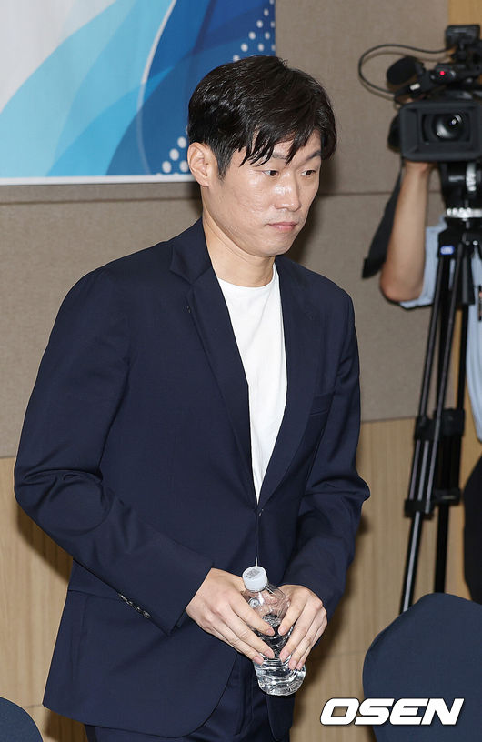[OSEN=이대선 기자] 6일 오후 서울 올림픽파크텔에서 K-축구 혁신위원회 출범식이 열렸다.최휘영 문체부 장관과 박지성 FIFA 위원이 공동위원장을 맡고 축구·체육계 인사들이 참여하는 혁신위원회는 한국 축구의 구조적 문제를 진단하고 거버넌스 개선, 유소년 육성, 첨단 기술 도입 등 중장기 발전 방안을 마련할 계획이다.박지성 공동위원장이 참석하고 있다. 2026.07.06 /sunday@osen.co.kr