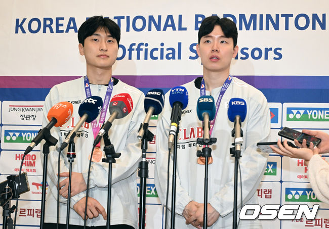[OSEN=인천공항, 조은정 기자]2026 세계배드민턴연맹(BWF) 세계선수권대회를 마친 대한민국 배드민턴 대표팀이 25일 인천국제공항을 통해 귀국했다.대표팀은 세계선수권대회에서 금메달 2개와 동메달 1개를 수확하며 종합 1위에 올랐다.남자 복식에서 동메달을 따낸 김원호(왼쪽)와 서승재가 취재진과 인터뷰를 하고 있다.  2026.08.25 /cej@osen.co.kr
