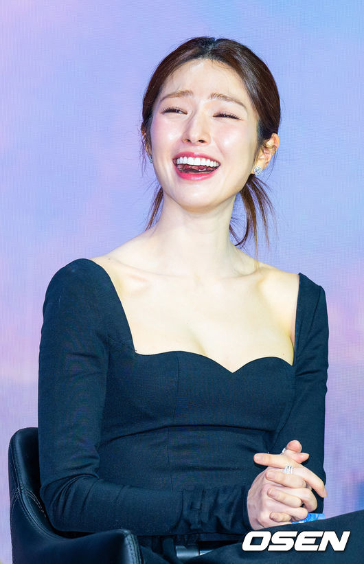 [OSEN=민경훈 기자] 21일 오전 넷플릭스 시리즈 '중증외상센터' 제작발표회가 서울 강남구 삼성동 그랜드 인터컨티넨탈 서울 파르나스 그랜드볼룸에서 진행됐다. '중증외상센터'는 전장을 누비던 천재 외과 전문의 백강혁(주지훈 분)이 유명무실한 중증외상팀을 심폐 소생하기 위해 부임하면서 벌어지는 통쾌한 이야기다.24일 넷플릭스를 통해 전 세계에 공개된다.배우 하영이 기자간담회에서 환하게 웃고 있다. 2025.01.21 / rumi@osen.co.kr