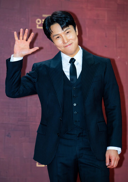 [OSEN=민경훈 기자] 31일 오후 서울 영등포구 여의도 KBS 신관 웨딩홀에서 2025 KBS 연기대상 레드카펫 포토월 행사가 열렸다.이날 오후 7시 10분 생방송으로 진행되는 ‘2025 KBS 연기대상’에서는 미니시리즈, 장편 드라마, 일일드라마 부문별 우수상과 최우수상을 비롯해 베스트 커플상, 인기상, 조연상, 신인상 등 시상이 진행된다.배우 김동완이 무대 위에서 포즈를 취하고 있다. 2025.12.31 /rumi@osen.co.kr