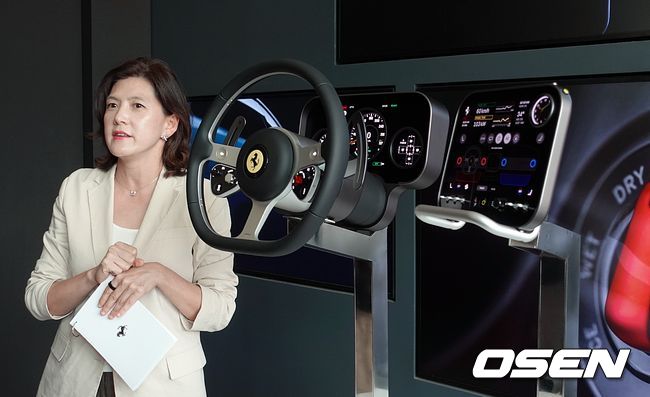 삼성디스플레이 임지수 그룹장이 루체에 공급된 OLED 디스플레이 계기판을 소개하고 있다.  