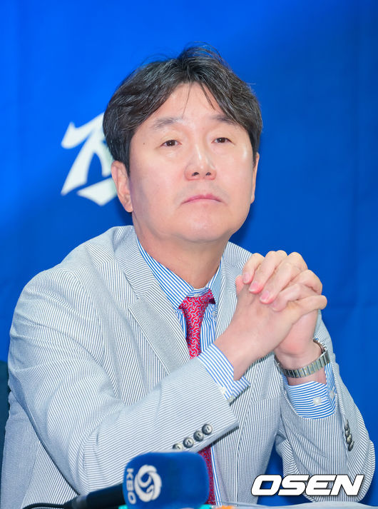 [OSEN=민경훈 기자] 11일 오후 2026 아이치/나고야 아시안게임 야구대표팀 최종 명단 발표 기자회견이 서울시 중구 한국프레스센터 서울클럽홀에서 열렸다.이 자리에는 류지현 대표팀 감독, KBO 조계현 전력강화위원장, 차명주 KBSA 경기력 향상 위원장이 참석했다.류지현 대표팀 감독이 생각에 잠겨있다. 2026.06.11 / rumi@osen.co.kr