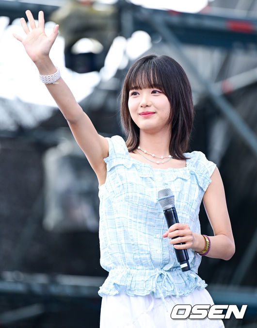 [OSEN=최규한 기자] 15일 서울 방이동 올림픽공원에서 음악 페스티벌 ‘뷰티풀 민트 라이프 2025(Beautiful Mint Life 2025, 뷰민라)’ 셋째날 공연이 펼쳐졌다.셋째날인 이날은 우석, 구원찬, 한로로, 로이킴, 김성규, 적재, 이석훈, 10CM, 윤하, 다비치 등이 무대에 오른다.가수 한로로가 무대를 펼치고 있다. 2025.06.15 / dreamer@osen.co.kr
