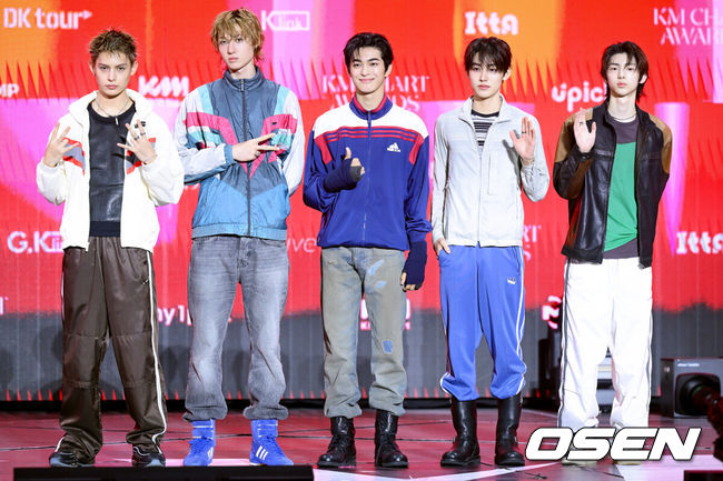 [OSEN=조은정 기자]'KMA 2026' 레드카펫행사가 25일 서울 성북구 고려대학교 화정체육관에서 열렸다.이날 라인업에는 투모로우바이투게더(TXT),피원하모니(P1Harmony),하이파이유니콘(Hi-Fi Un!corn),제로베이스원(ZEROBASEONE),82메이저(82MAJOR),유니스(UNIS),비비업(VVUP),킥플립(KickFlip),하츠투하츠(Hearts2Hearts),뉴비트(NEWBEAT),올데이 프로젝트(ALLDAY PROJECT),코르티스(ALLDAY PROJECT),알파드라이브원(ALPHA DRIVE ONE),롱샷(LNGSHOT),모디세이(MODYSSEY)가 이름을 올렸다.코르티스가 포즈를 취하고 있다. 2026.07.25 /cej@osen.co.kr