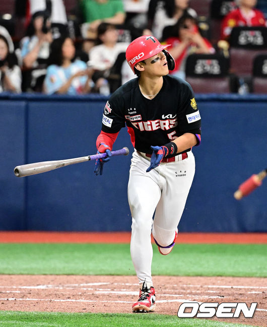 [OSEN=고척, 지형준 기자] 23일 서울 고척스카이돔에서 2026 신한 SOL KBO리그 키움 히어로즈와 KIA 타이거즈의 경기가 열렸다.이날 키움은 전준표, KIA는 제임스 네일을 선발로 내세웠다.3회초 1사에서 KIA 김도영이 중월 솔로포를 날리고 있다. 2026.08.23 / jpnews@osen.co.kr