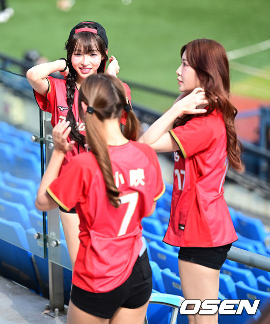 잠실야구장에서 흘러나오는 케이팝에 리듬을 타는 웨이취안 드래곤스 치어리더들.