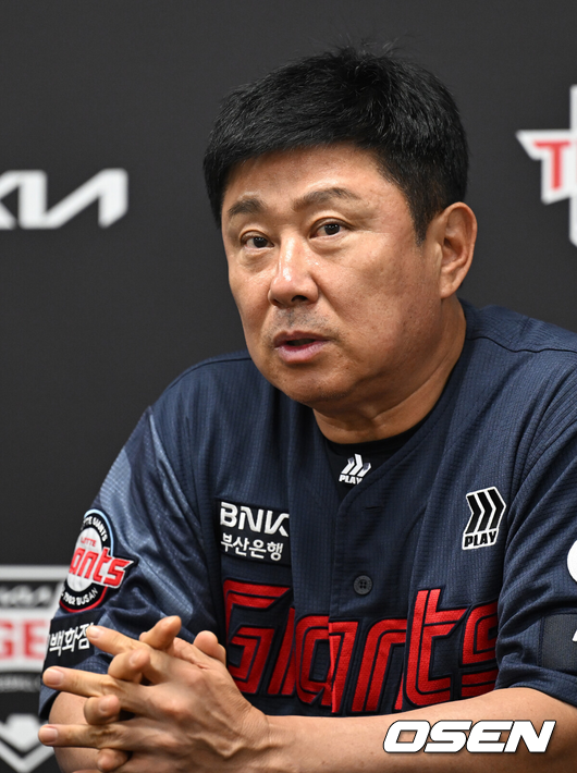 [OSEN=광주, 이대선 기자] 25일 광주-기아 챔피언스필드에서 2026 신한 SOL KBO리그 KIA 타이거즈와 롯데 자이언츠의 경기가 열렸다.이날 KIA는 시라카와, 롯데는 비슬리를 선발로 내세웠다.경기에 앞서 롯데 김태형 감독이 취재진과 인터뷰를 하고 있다. 2026.08.25 /sunday@osen.co.kr