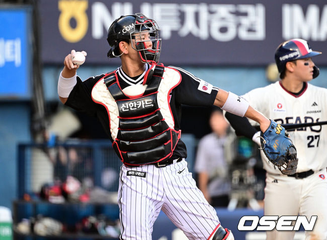 [OSEN=잠실, 조은정 기자]1일 서울 잠실야구장에서 2026 신한 SOL KBO리그 두산 베어스와 LG 트윈스의 경기가 열렸다.이날 두산은 곽빈, LG는 카라스코를 선발로 내세웠다. LG 포수 이주헌이 카라스코에게 공을 건네고 있다. 2026.08.01 /cej@osen.co.kr
