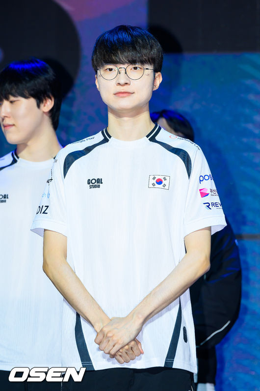 [OSEN=박준형 기자]  25일 오후 서울 상암동 큐브컨벤션센터에서 2026 아이치-나고야 아시안게임 대한민국 e스포츠 국가대표 출정식이 진행됐다.2026 아이치·나고야 아시안게임은 오는 9월19일부터 10월4일까지 일본 아이치현과 나고야시 일대에서 열린다. 이 가운데 e스포츠 경기는 9월23일부터 10월2일까지 아이치 스카이 엑스포에서 진행된다.리그 오브 레전드 페이커 이상혁이 포즈를 취하고 있다.   2026.08.25 / soul1014@osen.co.kr
