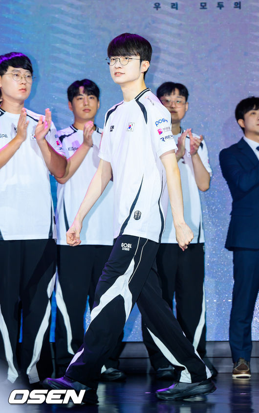 [OSEN=박준형 기자]  25일 오후 서울 상암동 큐브컨벤션센터에서 2026 아이치-나고야 아시안게임 대한민국 e스포츠 국가대표 출정식이 진행됐다.2026 아이치·나고야 아시안게임은 오는 9월19일부터 10월4일까지 일본 아이치현과 나고야시 일대에서 열린다. 이 가운데 e스포츠 경기는 9월23일부터 10월2일까지 아이치 스카이 엑스포에서 진행된다.리그 오브 레전드 페이커 이상혁이 입장하고 있다.   2026.08.25 / soul1014@osen.co.kr