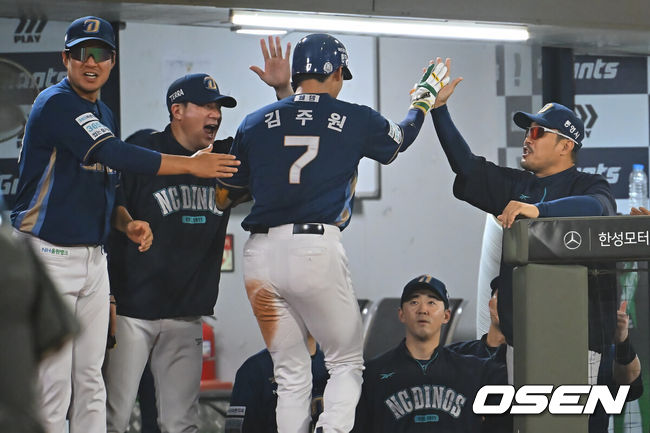 [OSEN=부산, 이석우 기자] 14일 부산 사직야구장에서 2026 신한 SOL KBO 리그 롯데 자이언츠와 NC 다이노스의 경기가 열렸다. 홈팀 롯데는 김진욱이, 방문팀 NC는 토다가 선발 출전했다.NC 다이노스 이호준 감독과 코치들이 4회말 2사 좌월 솔로 홈런을 친 김주원을 반갑게 맞고 있다. 2026.08.14 / foto0307@osen.co.kr