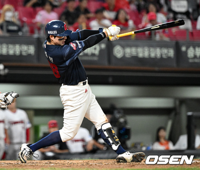 [OSEN=광주, 이대선 기자] 25일 광주-기아 챔피언스필드에서 2026 신한 SOL KBO리그 KIA 타이거즈와 롯데 자이언츠의 경기가 열렸다.이날 KIA는 시라카와, 롯데는 비슬리를 선발로 내세웠다.5회초 1사 만루에서 2타점 적시타를 치고 있다. 2026.08.25 /sunday@osen.co.kr