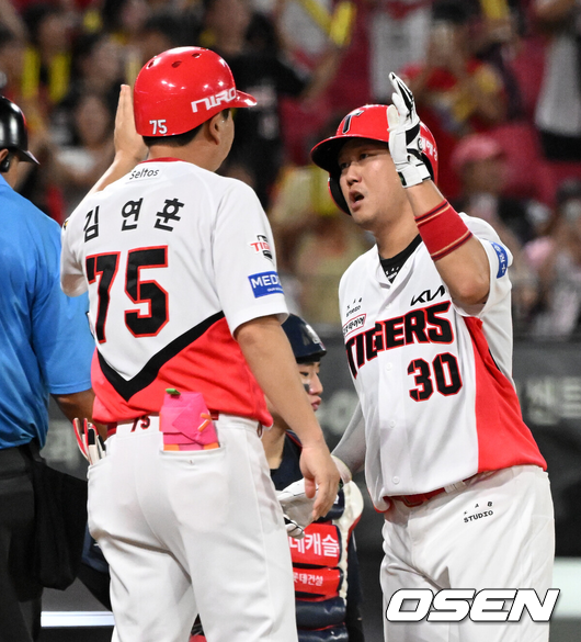 [OSEN=광주, 이대선 기자] 25일 광주-기아 챔피언스필드에서 2026 신한 SOL KBO리그 KIA 타이거즈와 롯데 자이언츠의 경기가 열렸다.이날 KIA는 시라카와, 롯데는 비슬리를 선발로 내세웠다.6회말 무사 1루에서 KIA 하주석이 우중월 투런 홈런을 치고 환호하고 있다. 2026.08.25 /sunday@osen.co.kr