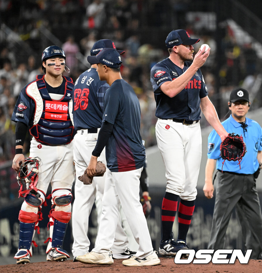 [OSEN=광주, 이대선 기자] 25일 광주-기아 챔피언스필드에서 2026 신한 SOL KBO리그 KIA 타이거즈와 롯데 자이언츠의 경기가 열렸다.이날 KIA는 시라카와, 롯데는 비슬리를 선발로 내세웠다.6회말 2사 1루에서 롯데 비슬리가 마운드를 내려가고 있다. 2026.08.25 /sunday@osen.co.kr