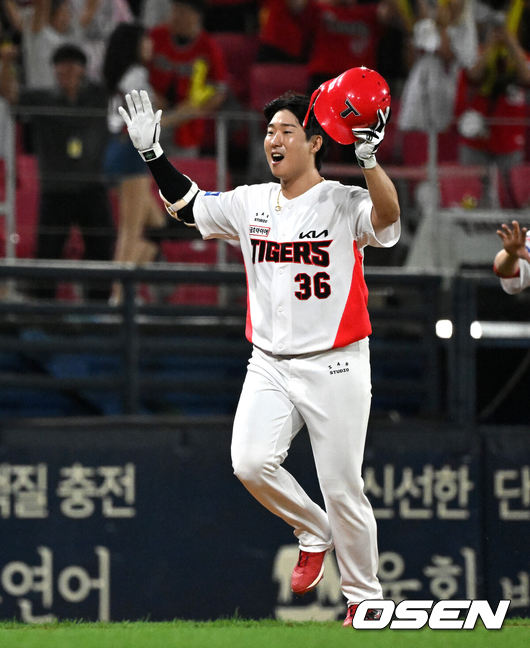 [OSEN=광주, 이대선 기자] 25일 광주-기아 챔피언스필드에서 2026 신한 SOL KBO리그 KIA 타이거즈와 롯데 자이언츠의 경기가 열렸다.이날 KIA는 시라카와, 롯데는 비슬리를 선발로 내세웠다.9회말 2사 만루에서 KIA 이호연이 끝내기 만루 홈런을 치고 환호하고 있다. 2026.08.25 /sunday@osen.co.kr