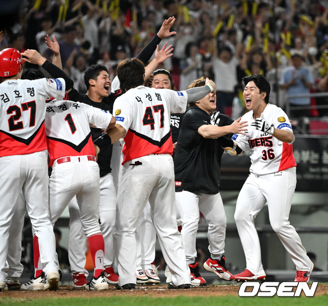 [OSEN=광주, 이대선 기자] KIA 타이거즈가 역전 끝내기 만루홈런으로 기적의 승리를 따냈다.KIA는 25일 광주-기아 챔피언스필드에서 열린 2026 신한은행 SOL KBO리그 롯데 자이언츠와의 팀간 13차전을 8-5로 승리했다. 9회말 대타 이호연의 극적인 만루홈런이 터졌다. 지난 23일 키움전에서 9회말 역전 끝내기 만루홈런을 맞은 굴욕을 멋지게 극복했다. 9회말 2사 KIA 이호연이 만루에서 끝내기 홈런을 치고 동료들과 환호하고 있다. 2026.08.25 /sunday@osen.co.kr