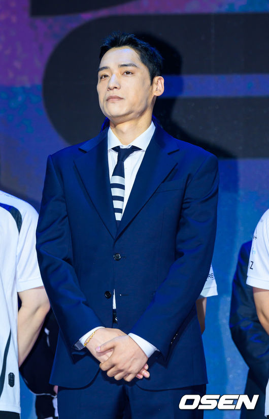 [OSEN=박준형 기자] 25일 오후 서울 상암동 큐브컨벤션센터에서 2026 아이치-나고야 아시안게임 대한민국 e스포츠 국가대표 출정식이 진행됐다.2026 아이치·나고야 아시안게임은 오는 9월19일부터 10월4일까지 일본 아이치현과 나고야시 일대에서 열린다. 이 가운데 e스포츠 경기는 9월23일부터 10월2일까지 아이치 스카이 엑스포에서 진행된다.리그 오브 레전드 강동훈 감독이 포즈를 취하고 있다 . 2026.08.25 / soul1014@osen.co.kr