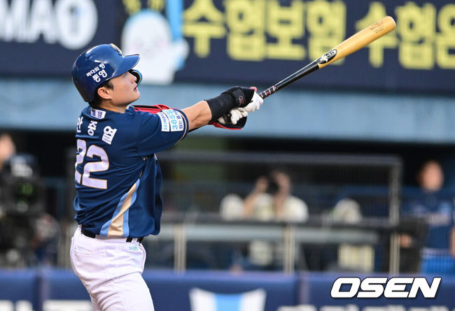 [OSEN=잠실, 최규한 기자] 25일 서울 잠실야구장에서 ‘2026 신한 SOL Bank KBO리그’ LG 트윈스와 NC 다이노스의 경기가 열렸다.홈팀 LG는 앤더스 톨허스트, 방문팀 NC는 커티스 테일러를 선발로 내세웠다.2회초 1사 1, 3루 상황 NC 안중열이 선제 1타점 희생플라이를 날리고 있다. 2026.08.25 / dreamer@osen.co.kr