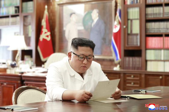 김정은 북한 국무위원장이 2019년 6월 집무실로 보이는 공간에서 도널드 트럼프 미 대통령의 친서를 읽고 있는 모습. 조선중앙통신, 연합뉴스.