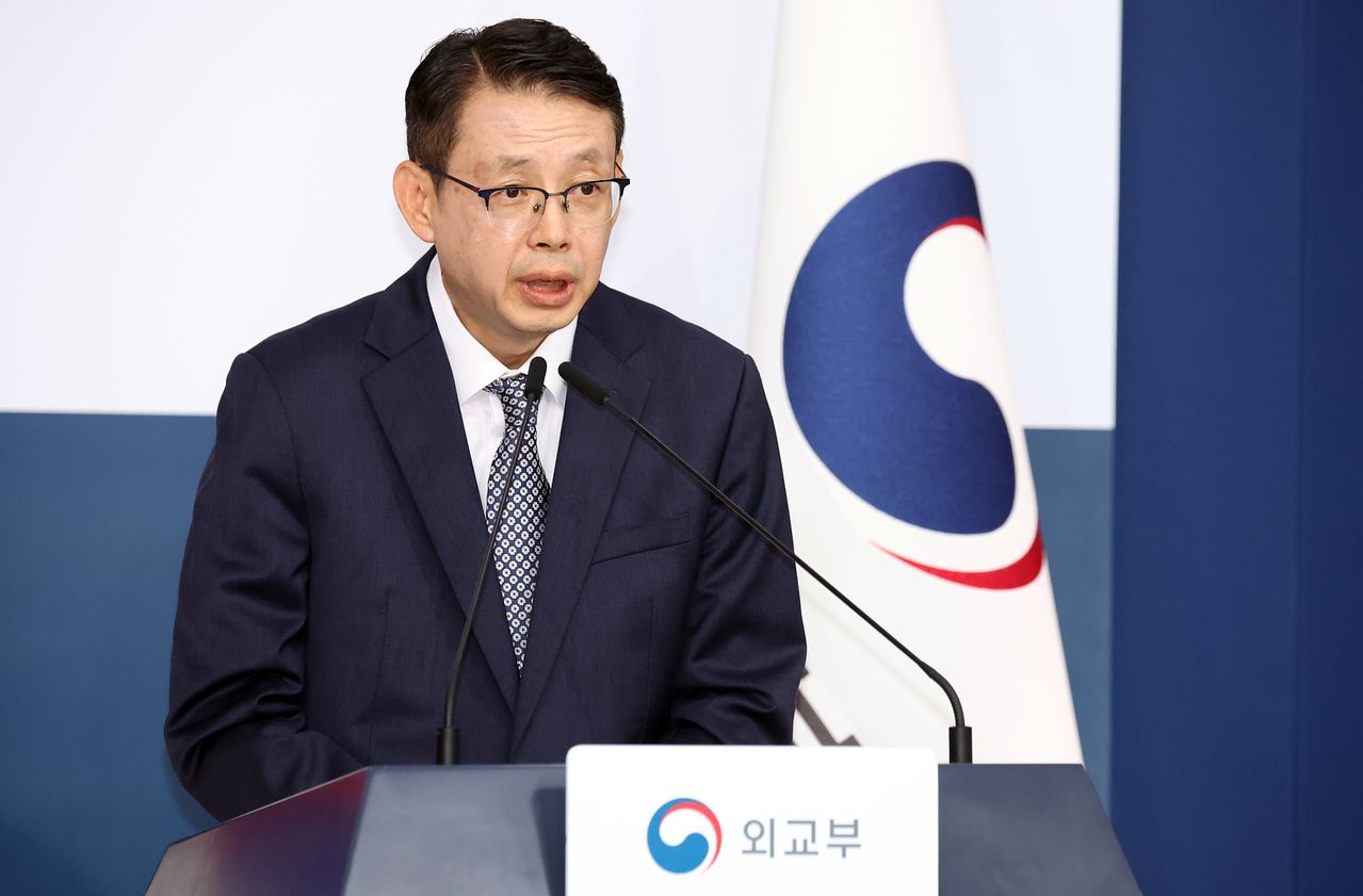 박두순 외교부 대변인이 11일 오후 서울 종로구 정부서울청사 별관에서 정례브리핑을 하고 있다. 뉴스1