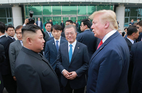 2019년 6월 30일 진행된 남북미 판문점 회동에서 이야기를 나누는 문재인 당시 대통령(가운데), 트럼프 미국 대통령(오른쪽), 김정은 국무위원장. 노동신문