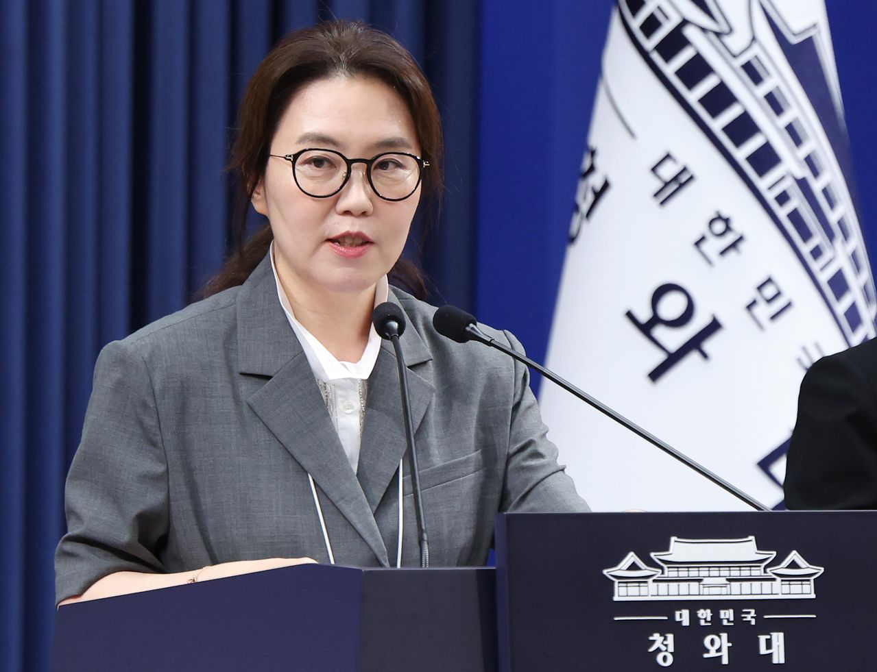 강유정 청와대 수석대변인이 청와대 춘추관에서 특별감찰관 지명 관련 브리핑을 하고있다. 청와대사진기자단