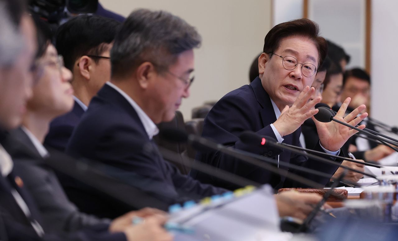 이재명 대통령이 25일 청와대에서 열린 제37회 국무회의를 주재 하며 윤호중 행정안전부 장관과 대화하고 있다. 청와대사진기자단