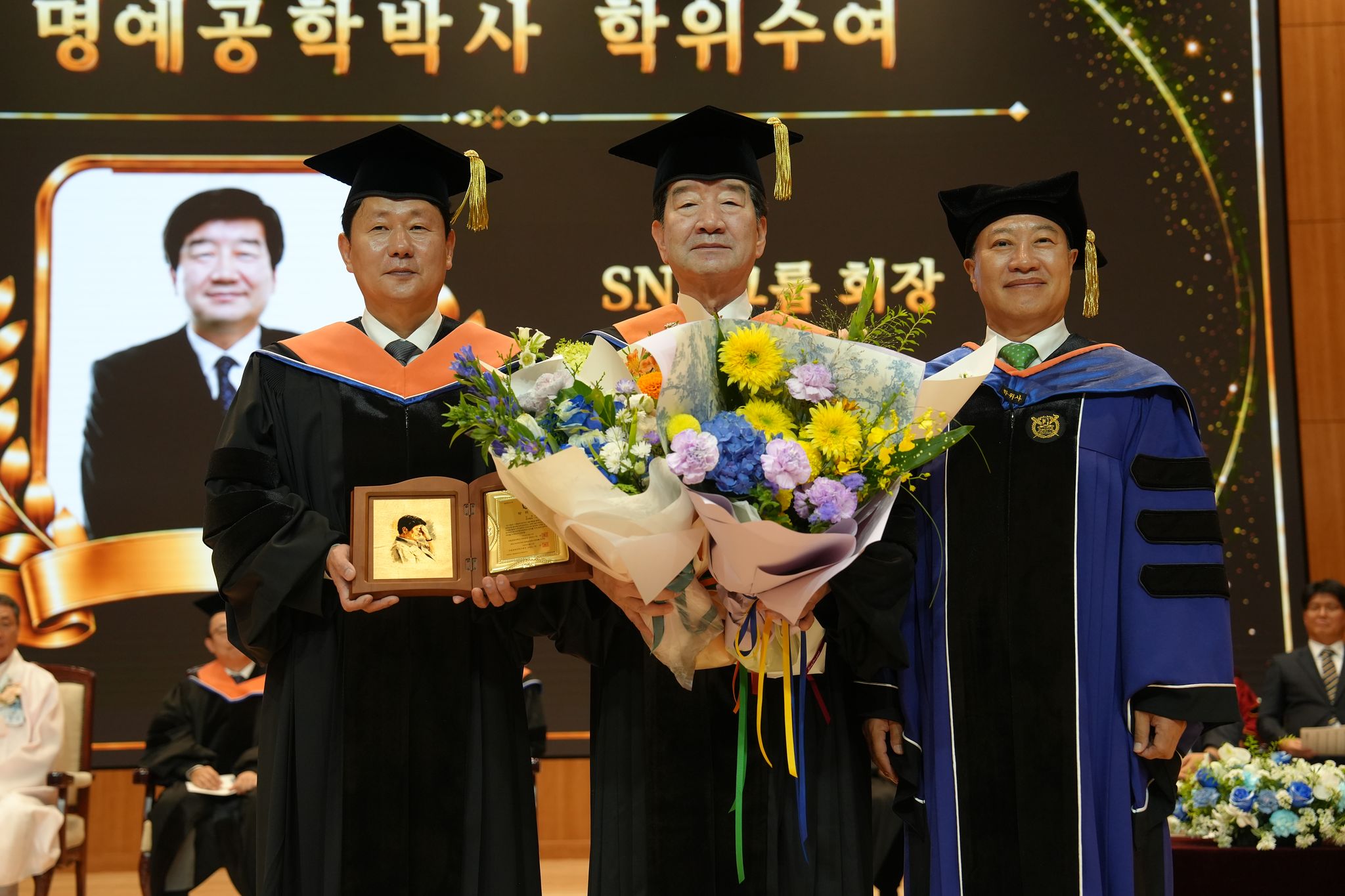 박민원 국립창원대학교 총장(왼쪽 첫 번째)과 최평규 SNT그룹 회장(왼쪽 두 번째)이 8월 21일 국립창원대학교에서 열린 통합 학위 수여식에서 기념사진을 찍고 있다.