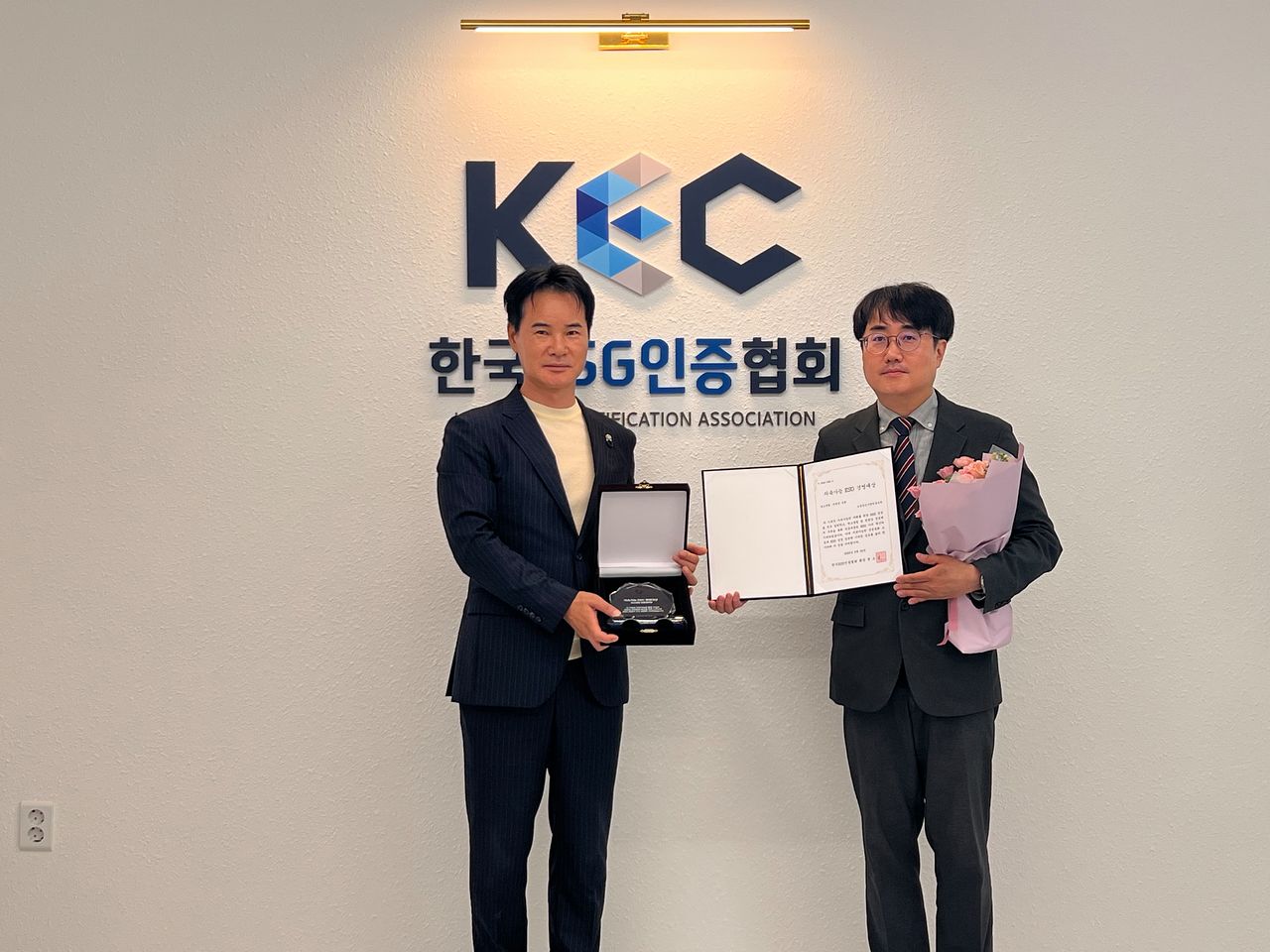 김준호 소진공 ESG경영실장(오른쪽)과 권오삼 한국ESG인증협회 대표가 8월 24일 ‘2026 지속가능 ESG경영대상’ 시상식에서 상장을 들어 보이고 있다. 