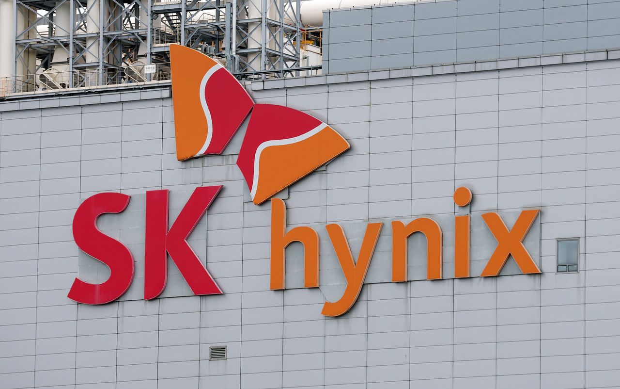 SK하이닉스 노조가 성과급의 60%를 자사주로 지급하기로 한 2026년 임금·단체협약(임단협) 잠정합의안을 두고 찬반투표를 실시했으나 25일 부결됐다. 뉴스1