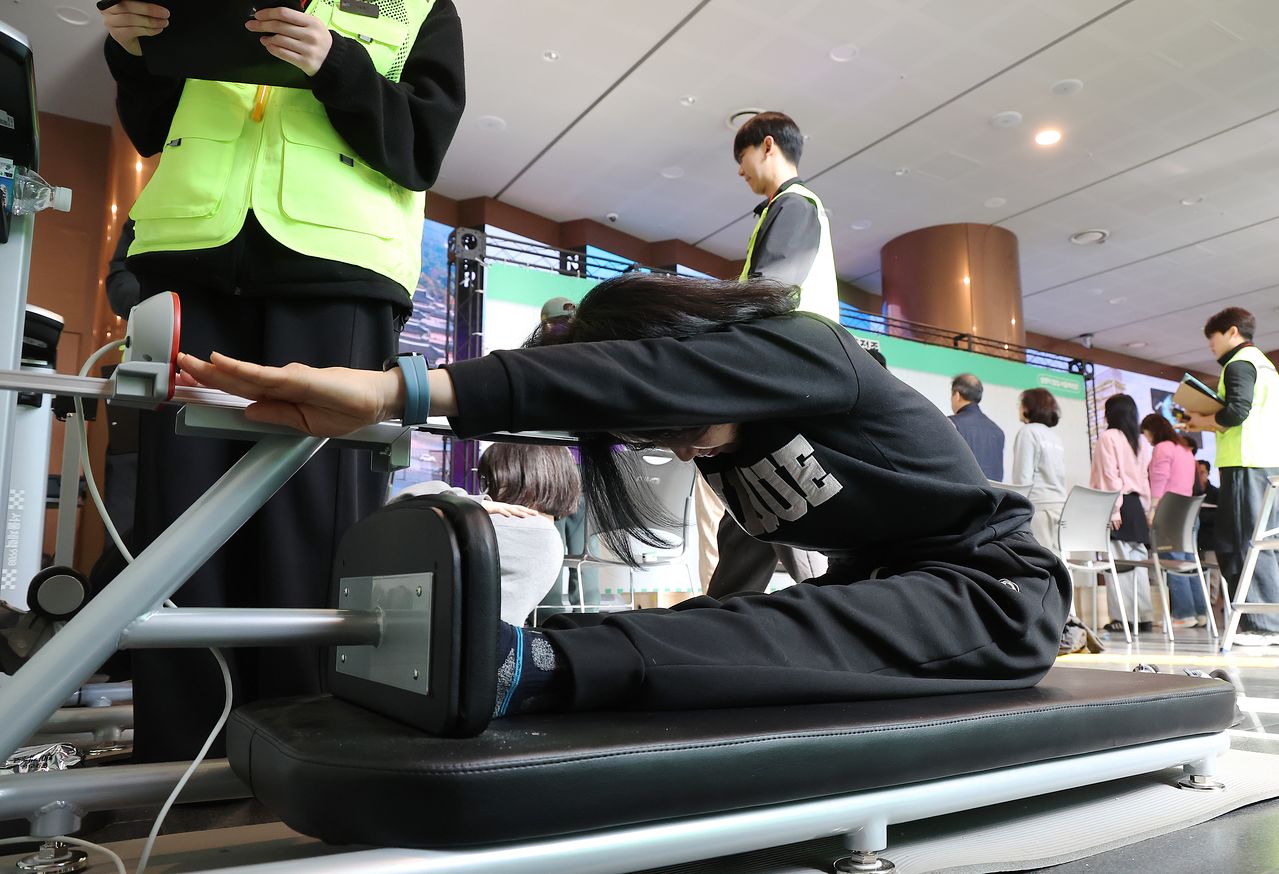 서울 중구 서울시청 로비에서 열린 '팝업 서울체력장' 행사에 참여한 시민들이 체력 측정을 하고 있다. 연합뉴스