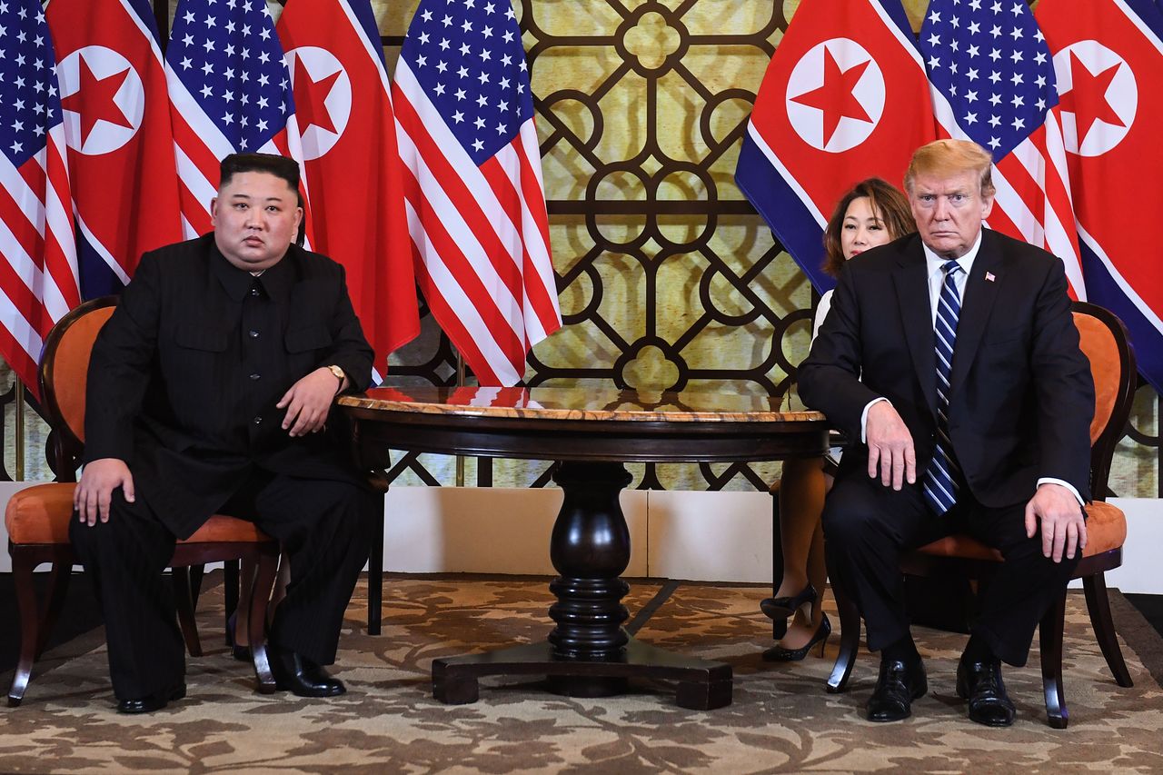 김정은 북한 국무위원장과 도널드 트럼프 미국 대통령 2019년 2월 28일 오전(현지시간) 베트남 하노이 메트로폴 호텔에서 단독정상회담을 하고 있다. 연합뉴스