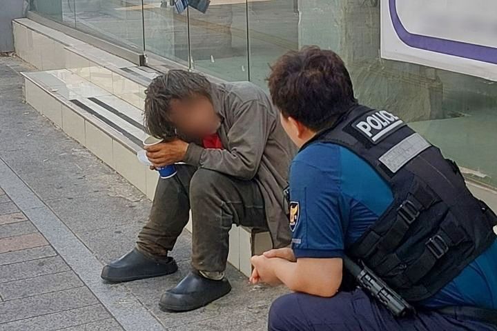 대구 중부경찰서 중앙파출소 최성렬 경위가 반월당역 부근에서 노숙하던 60대 남성 A씨를 찾아 대화를 시도하고 있다. 사진 대구 중부경찰서 